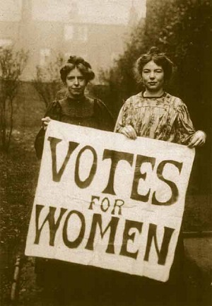 Le suffragette britanniche Annie Kenney e Christabel Pankhurst manifestano a favore del suffragio femminile (1908 circa)