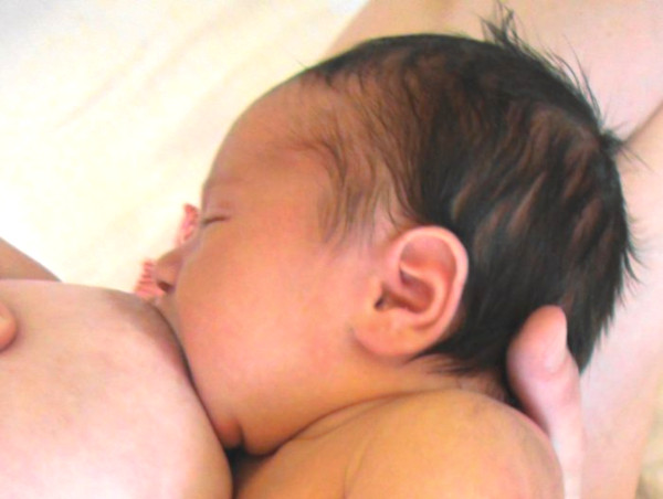 Foto di neonato allattato al seno