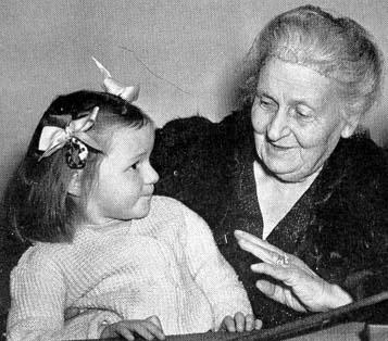 Foto di Maria Montessori con una bimba