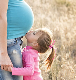 Foto di mamma incinta con figlia