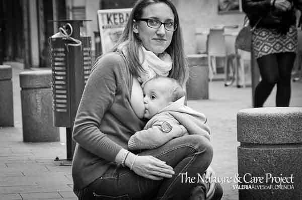Immagine di mamma che allatta - The Nurture & Care Project