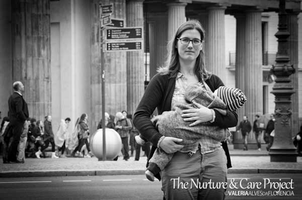 Immagine di mamma che allatta - The Nurture & Care Project