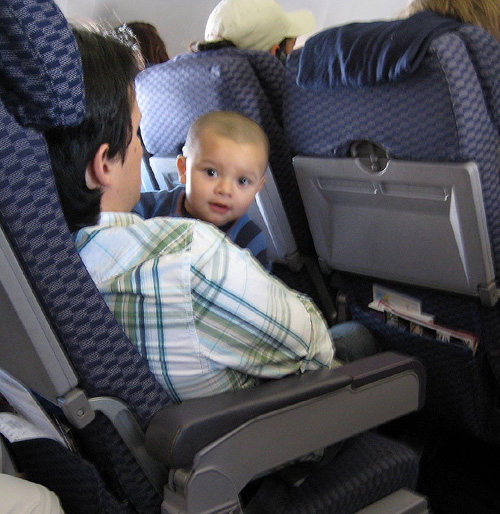 Bambino in aereo