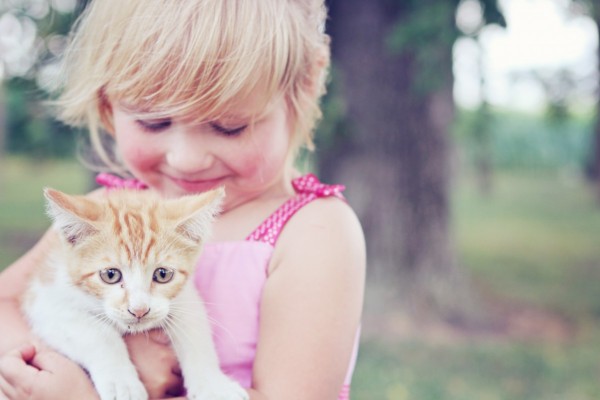 Foto di bambina con gattino in braccio