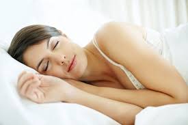 Immagine donna che dorme. Disturbi del sonno causati da PCOS 