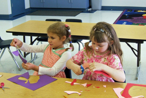 Foto di bambine a scuola che fanno attività creative 