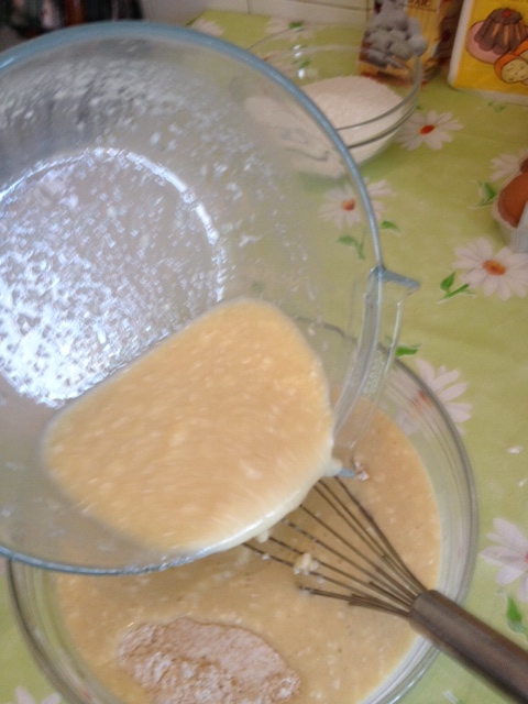 Unione uova-latte-burro in ciotola con farina-lievito-zucchero