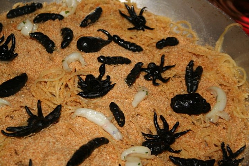 Spaghetti ai vermi, ragni e sabbia - Halloween