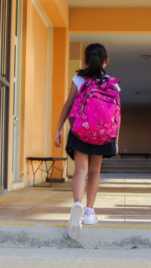 Foto di bambina con lo zaino - primo giorno di scuola primaria